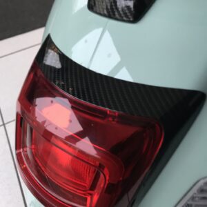 Rücklichtrahmen im Carbon Design